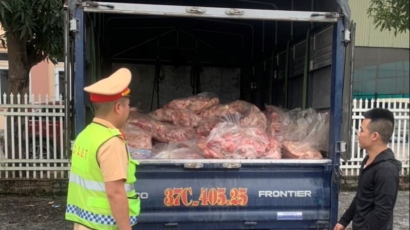 Nghệ An: Thu giữ và tiêu hủy 600kg cổ, cánh gà "đáng ngờ" khi đang đưa đi tiêu thụ