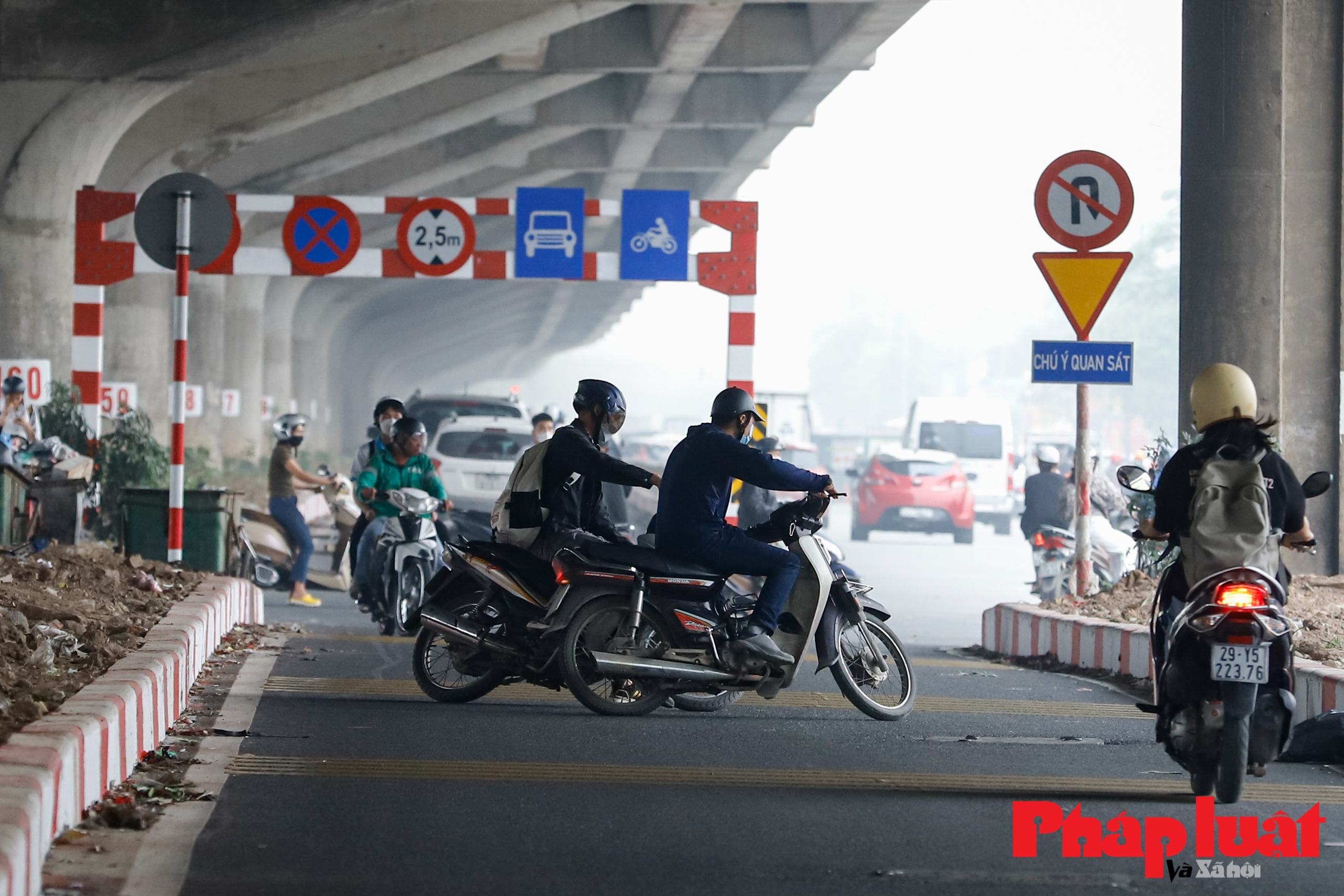 Hà Nội: Xử phạt xe đi ngược chiều trên đường Nguyễn Xiển mở rộng