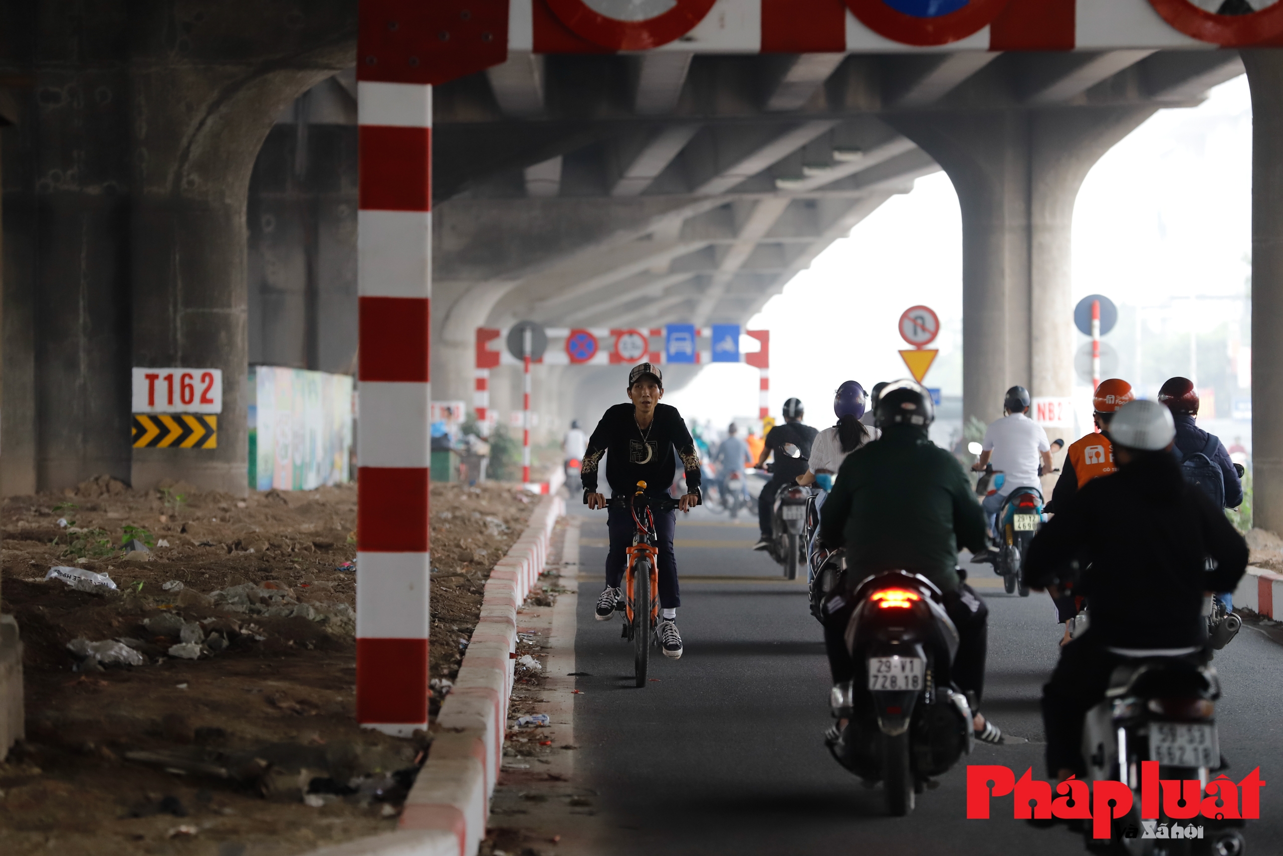 Hà Nội: Xử phạt xe đi ngược chiều trên đường Nguyễn Xiển mở rộng