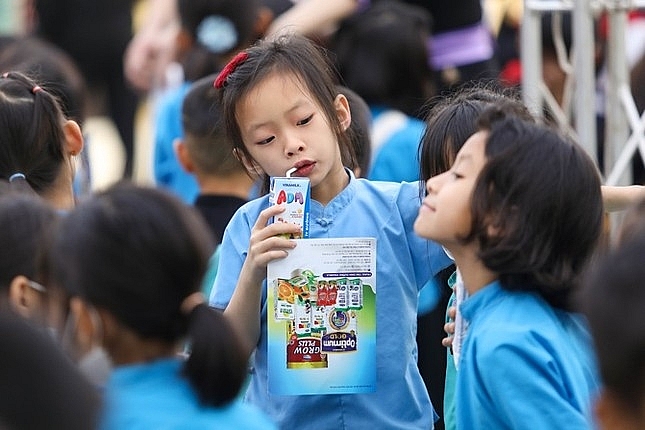 Các em học sinh trường tiểu học Húc Động thỏa thích thưởng thức những Hộp sữa thơm ngon tại sự kiện