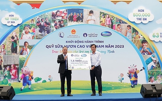 Lãnh đạo Quỹ BTTEVN đón nhận 1,5 triệu hộp sữa mà Vinamilk ủng hộ cho Quỹ sữa Vươn cao Việt Nam năm 2023