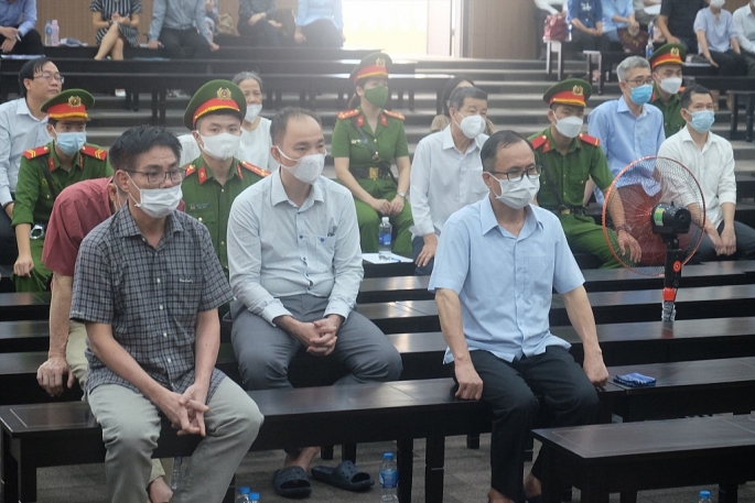 Cựu Bí thư Trần Văn Nam (thứ hai từ trái qua) cùng các bị cáo tại phiên toà sơ thẩm