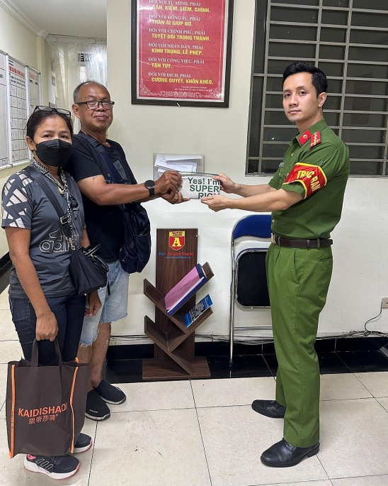 Quên hơn 20 triệu đồng trên taxi, du khách Thái Lan vui mừng đến trụ sở công an nhận lại