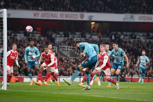 Arsenal may mắn thoát thua ngay tại Emirates