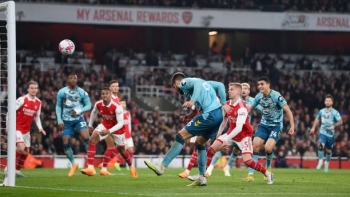 Arsenal may mắn thoát thua ngay tại Emirates