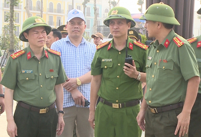 Thượng tá Nguyễn Hữu Mạnh, Phó Giám đốc Công an tỉnh Thanh Hóa kiểm tra khu vực tổ chức lễ hội.