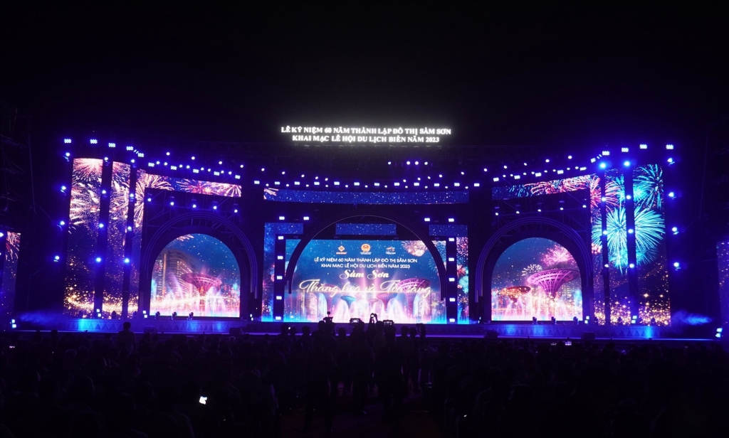 Sân khấu được dàn dựng công phu lấy cảm hứng từ Thành nhà Hồ - Di sản văn hóa thế giới của Thanh Hóa đã được UNESCO công nhận