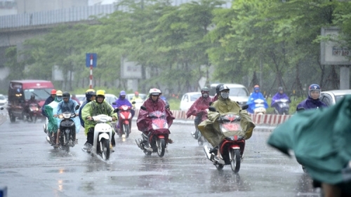 Không khí lạnh gây mưa dông ở Bắc Bộ, Hà Nội trời chuyển mát