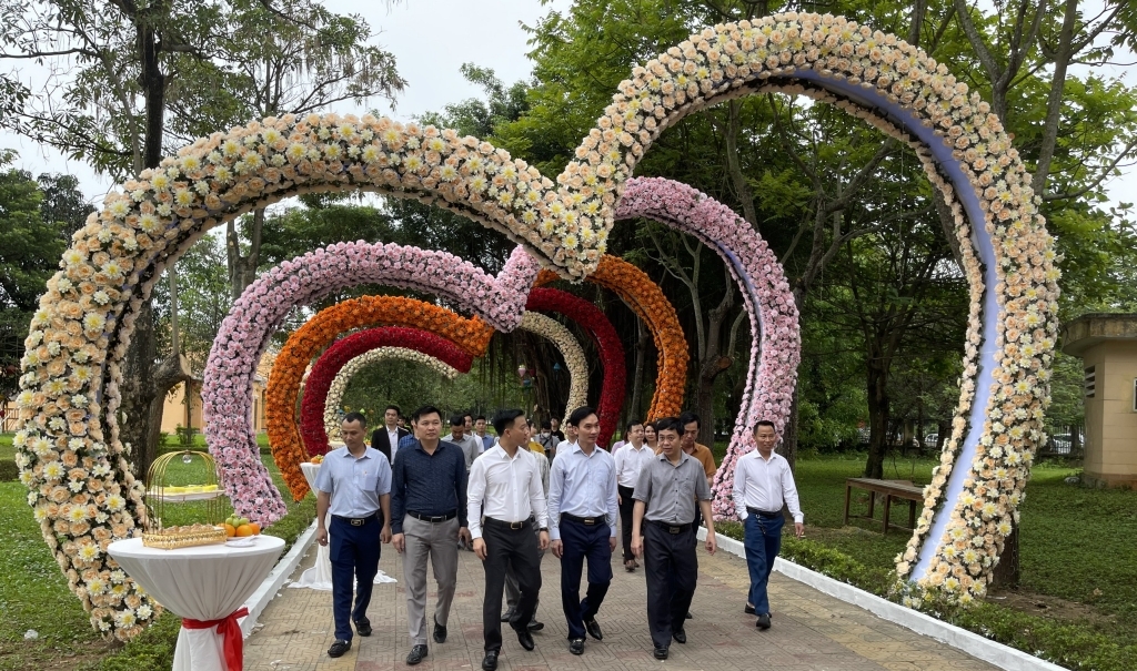 Thanh Hóa: Độc đáo “Không gian cổng hoa” tại công viên Hội An