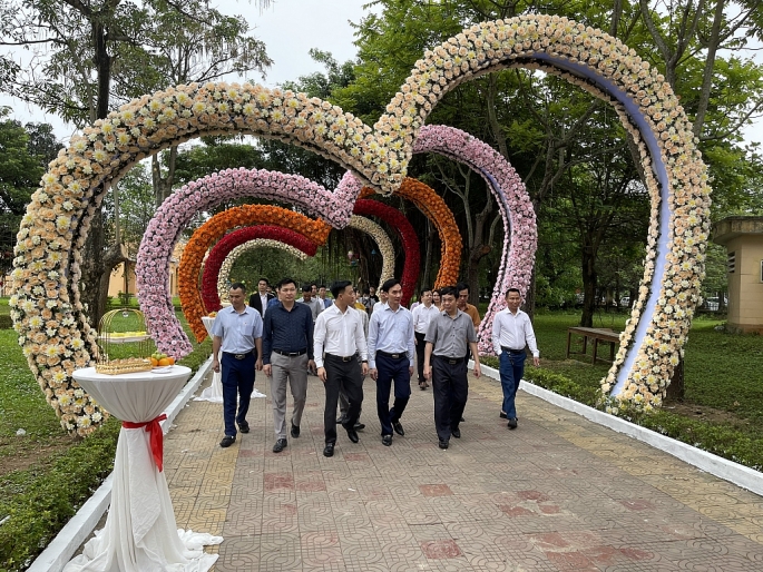 Con đường hoa do Hội doanh nhân trẻ Thanh Hóa thực hiện có tổng chiều dài 30m, bao gồm 8 vòm hoa.