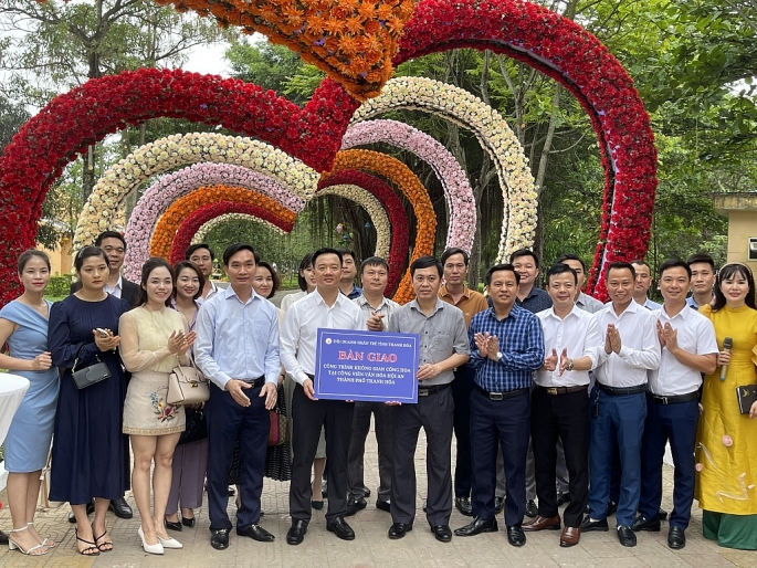 Hội doanh nhân trẻ Thanh Hóa đã tổ chức lễ bàn giao công trình “Không gian cổng hoa” cho UBND TP Thanh Hóa