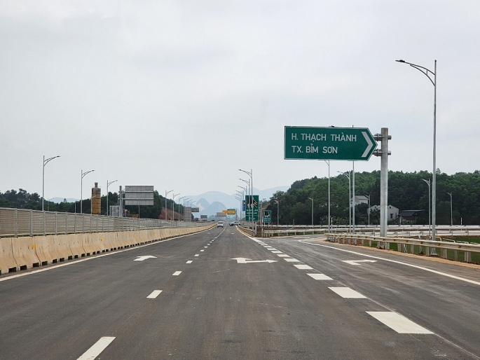 Cận cảnh cao tốc Bắc - Nam đoạn Mai Sơn - Quốc lộ 45 chính thức thông xe vào dịp nghỉ lễ 30/4