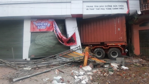 Xe container mất lái, lao thẳng vào cửa hàng xe máy ở Hải Phòng