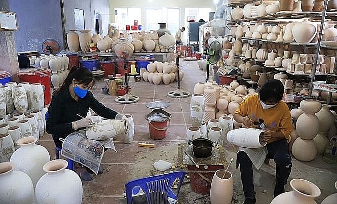 Sản xuất đồ gốm sứ tại làng nghề Bát Tràng (huyện Gia Lâm). 