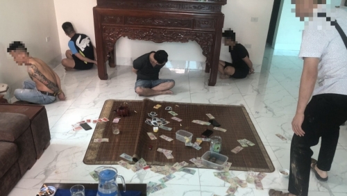 8 người đang đánh liêng ăn tiền và cái kết...