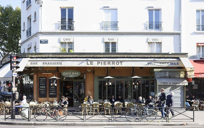 Một quán cafe trên vỉa hè ở Paris