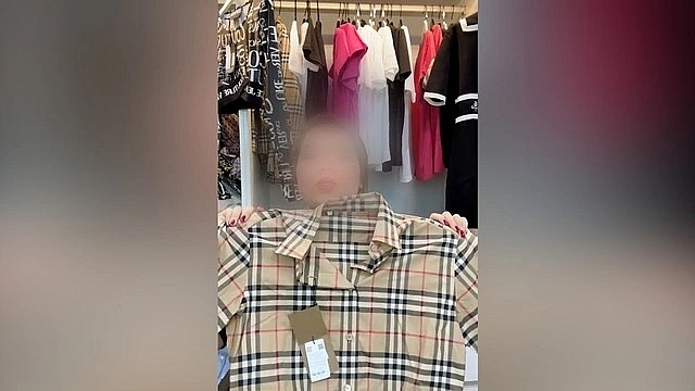 Một chiếc áo trôi nổi được chủ shop rao bán qua livestream với giá 6,3 triệu đồng