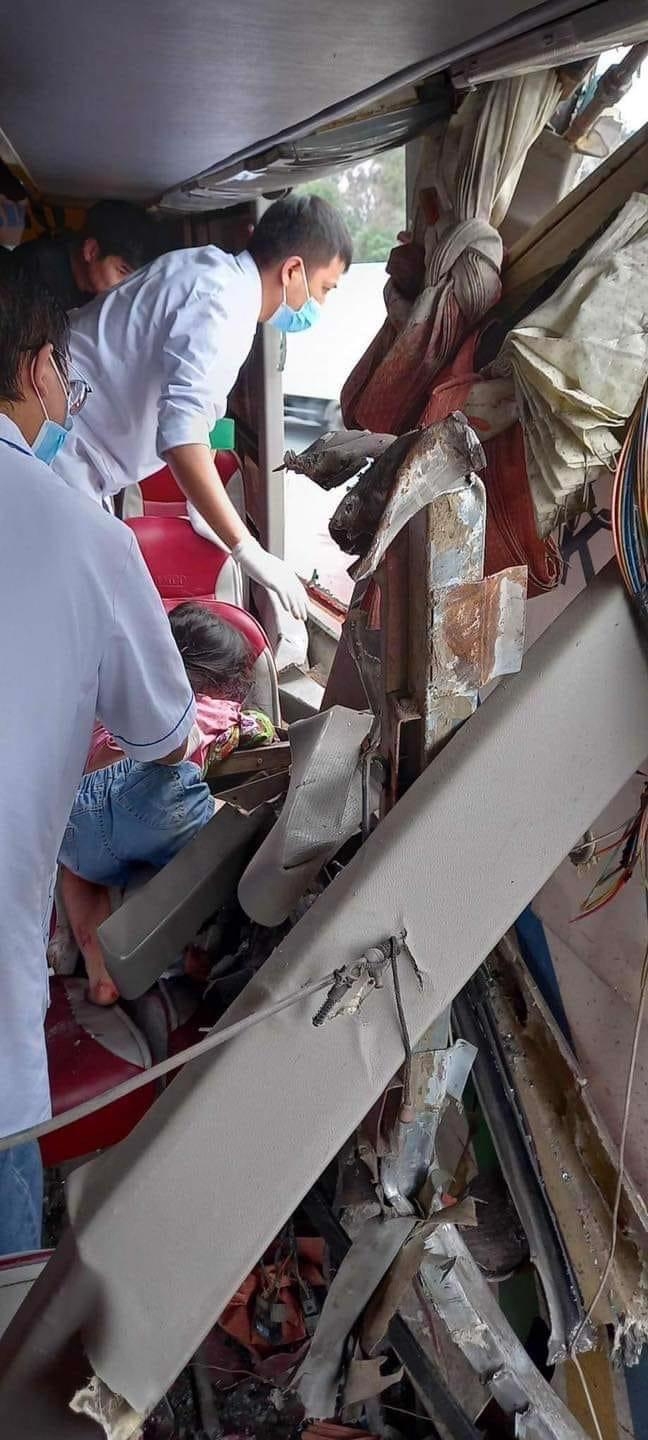 Ô tô khách va chạm xe quét đường trên cao tốc Hải Phòng - Hạ Long, 4 người thương vong