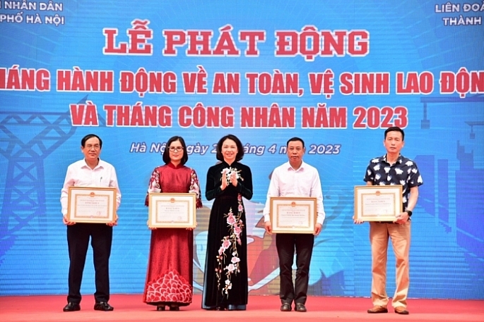 Phó Chủ tịch UBND TP Vũ Thu Hà trao Bằng khen cho các tập thể