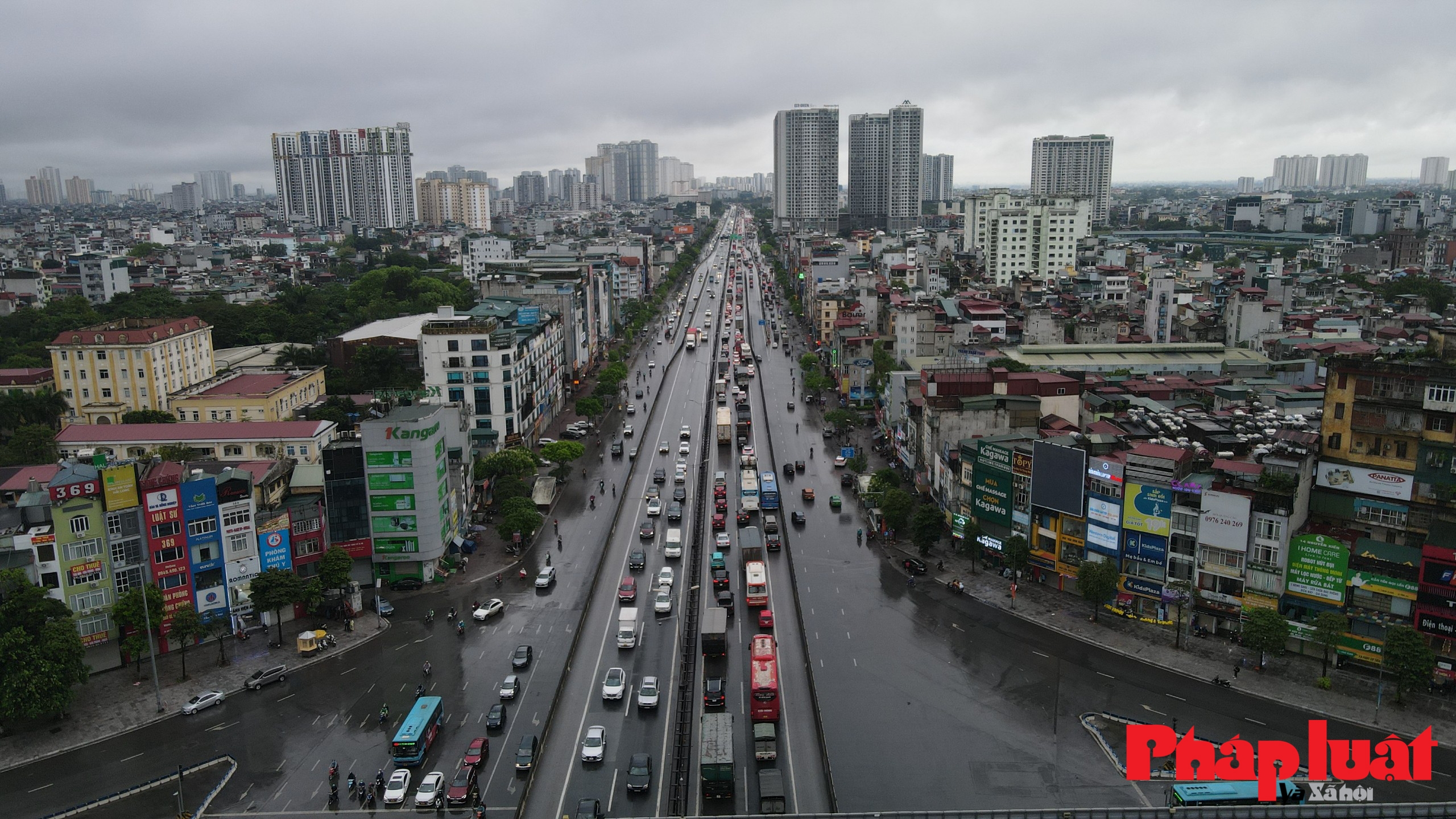 Người dân chật vật rời Hà Nội trong mưa lớn, tắc đường