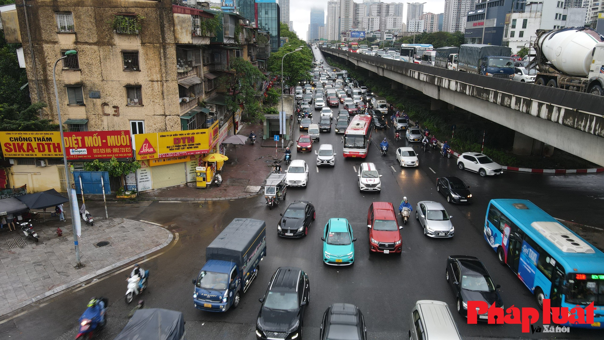 Người dân chật vật rời Hà Nội trong mưa lớn, tắc đường