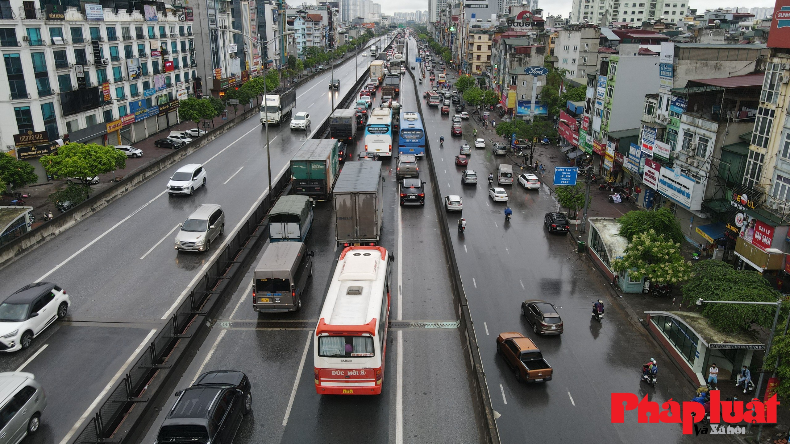 Người dân chật vật rời Hà Nội trong mưa lớn, tắc đường