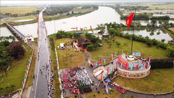 Xúc động Lễ Thượng cờ Thống nhất non sông tại Đôi bờ Hiền Lương - Bến Hải