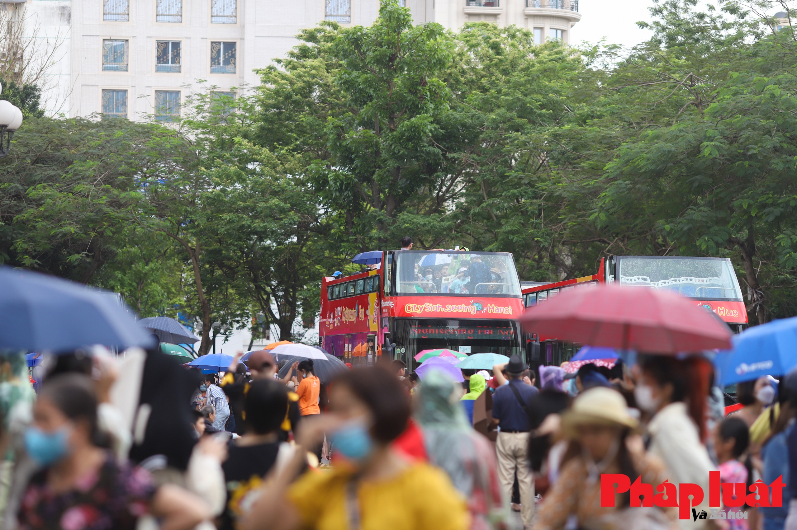 Hà Nội: Du khách xếp hàng dưới mưa chờ trải nghiệm bus 2 tầng miễn phí
