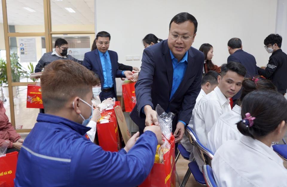 Chủ tịch Liên đoàn lao động TP Hà Nội Phạm Quang Thanh tặng quà cho công nhân dịp Tết Nguyên đán Quý Mão 2023. Ảnh: Thịnh An