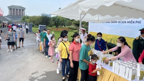 Hà Nội tặng quà cho khách tham quan Lăng Chủ tịch Hồ Chí Minh