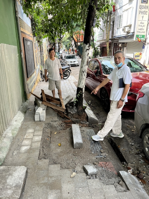 Ông Nguyễn Thế Hùng và các cộng sự tham gia giám sát công trình lát lại vỉa hè phố Châu Long. Ảnh NVCC