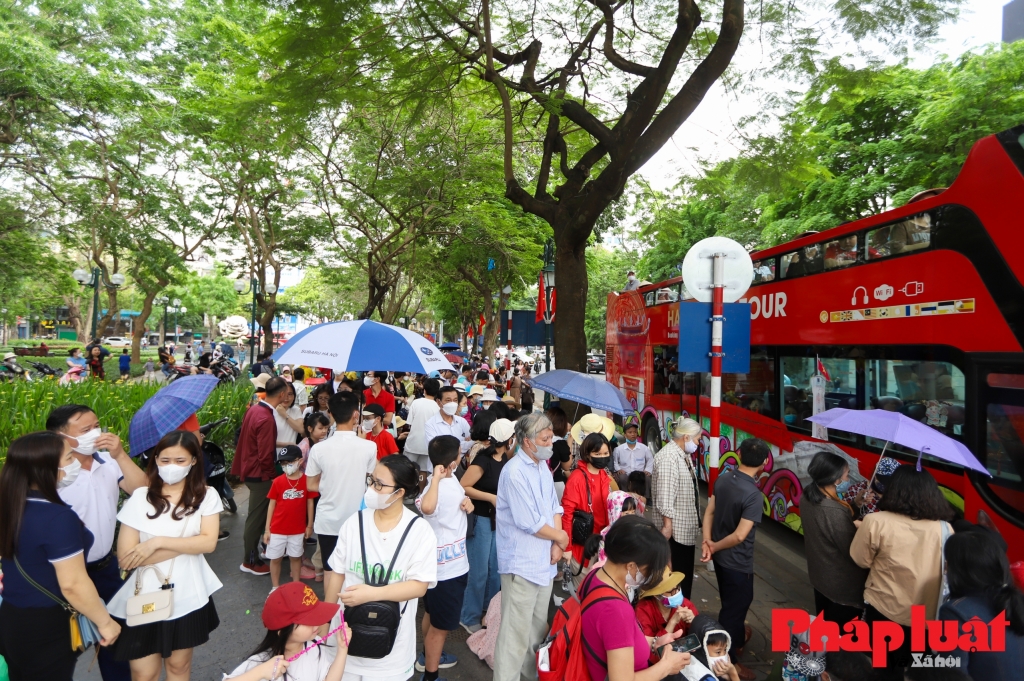 Gần 7.000 lượt khách tham quan trải nghiệm du lịch Thủ đô bằng xe buýt hai tầng