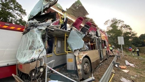 Xe tải đâm vào xe buýt trên tuyến cao tốc, 17 người thiệt mạng