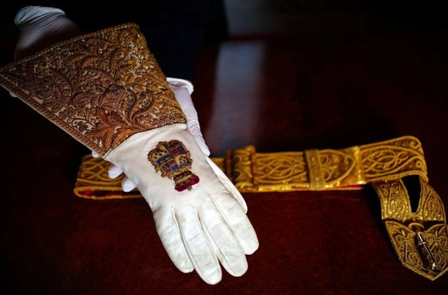 Chiếc găng tay và thắt lưng sẽ được Vua Charles III dùng trong lễ đăng quang