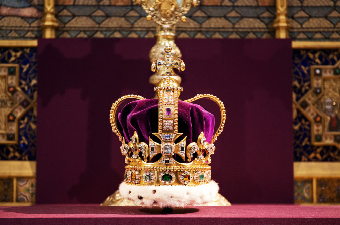 Lộ diện bộ lễ phục đăng quang của Vua Charles III