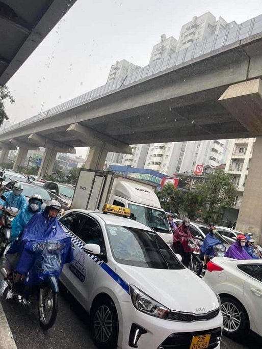 Mưa to, gió giật mạnh gây ùn tắc giao thông tại nội thành Hà Nội
