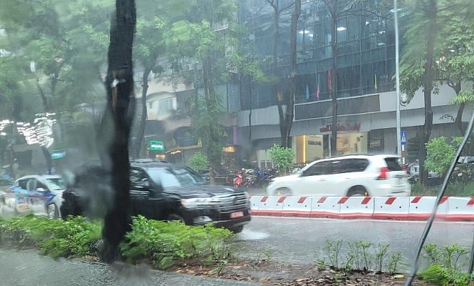Mưa to, gió giật mạnh gây ùn tắc giao thông tại nội thành Hà Nội