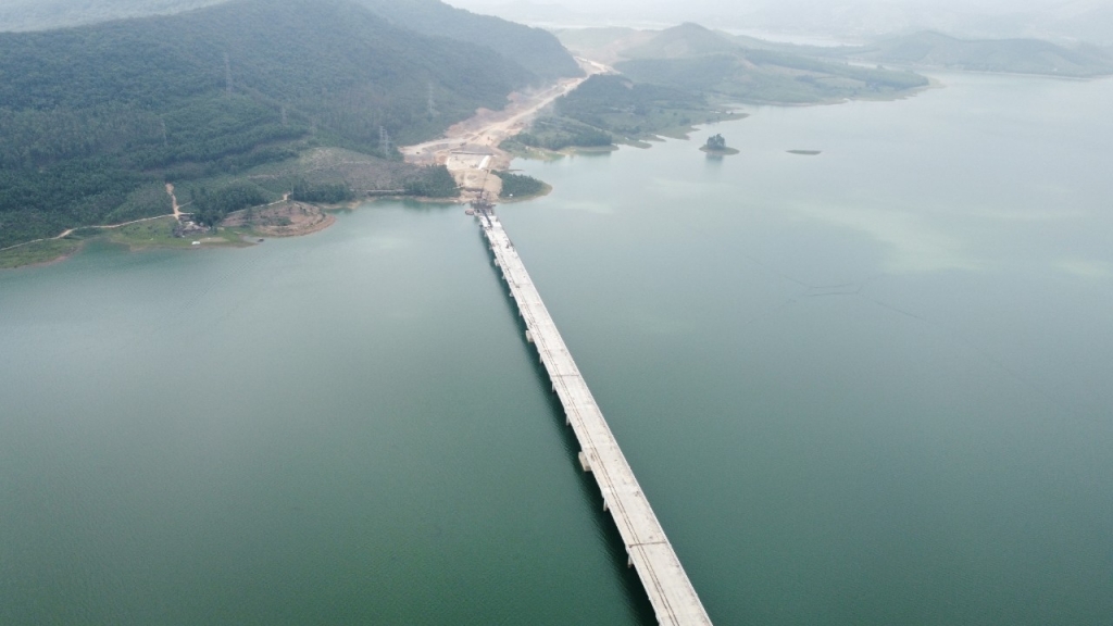 Cầu vượt hồ Yên Mỹ là cây cầu vượt hồ dài nhất cao tốc Bắc - Nam