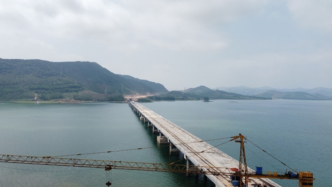 Cận cảnh cây cầu vượt hồ dài nhất cao tốc Bắc - Nam đang dần thành hình