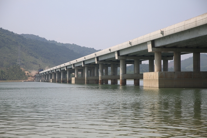 Cận cảnh cây cầu vượt hồ dài nhất cao tốc Bắc - Nam đang dần thành hình