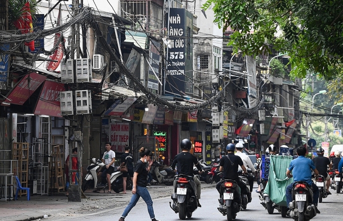 Những búi dây điện bó chằng chịt, kéo dài từ đầu phố đến cuối phố Đê La Thành Những búi dây điện bó chằng chịt, kéo dài từ đầu phố đến cuối phố Đê La Thành