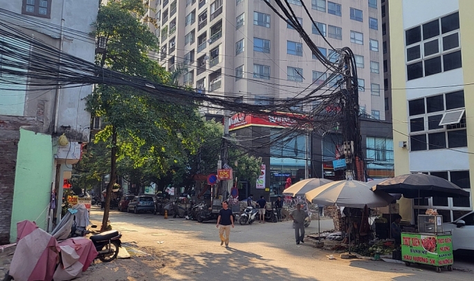 Tại ngõ 102 Trường Chinh (quận Đống Đa), có nhiều đoạn dây điện, dây cáp bị đứt gãy Tại ngõ 102 Trường Chinh (quận Đống Đa), có nhiều đoạn dây điện, dây cáp bị đứt gãy