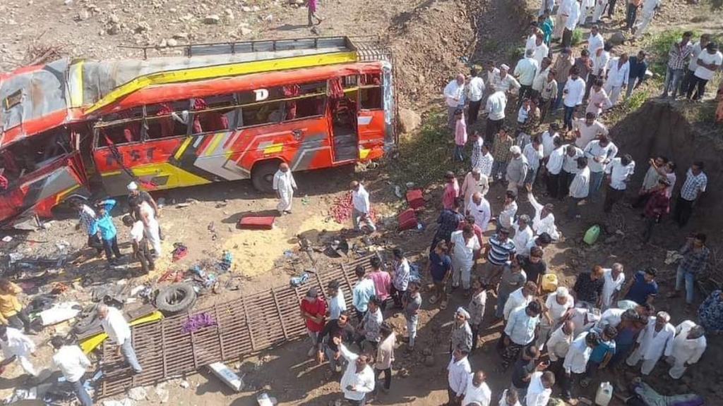 Xe buýt rơi khỏi cầu từ độ cao 15m, ít nhất 22 người tử vong