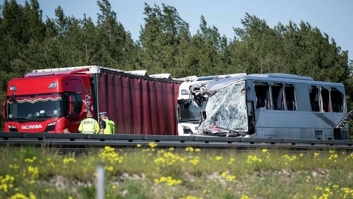 Xe bồn tông vào xe tải và xe buýt trên cao tốc, 52 người bị thương