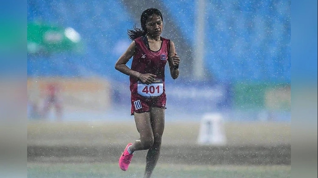 Nữ VĐV Campuchia vừa chạy vừa khóc dưới mưa lay động trái tim hàng triệu người
