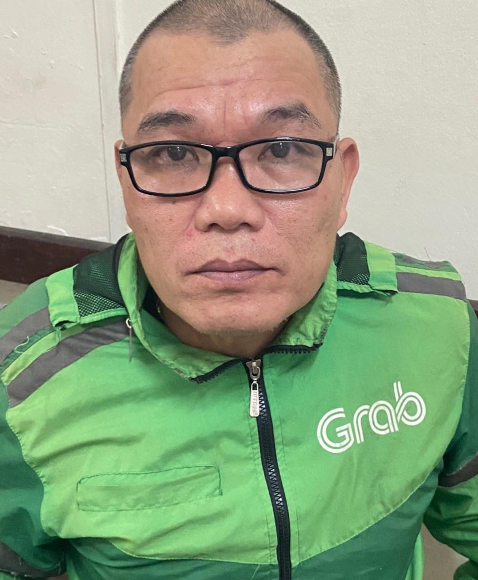 Nghề “hái ra tiền” của gã xe ôm đeo kính cận ở phố Quang Trung…