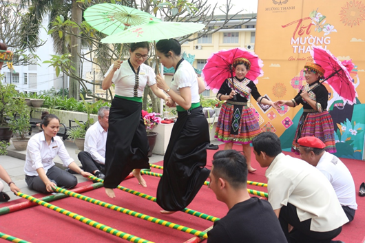 Chương trình nghệ thuật kết hợp Hội chợ ẩm thực tại Khách sạn Mường Thanh Holiday Huế