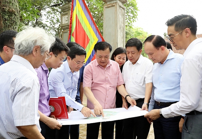 Bí thư Thành ủy Hà Nội Đinh Tiến Dũng cùng các đồng chí lãnh đạo khảo sát công tác quản lý, bảo tồn di tích đền và lăng vua Ngô Quyền