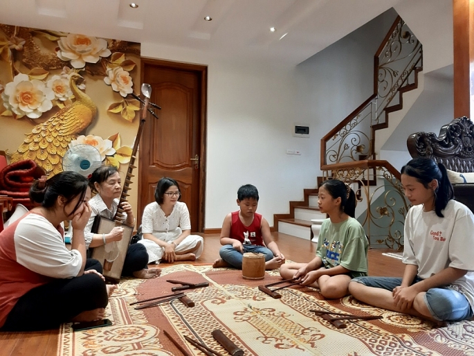 Trong nhiều năm qua, nghệ nhân Nguyễn Thị Tam đã dạy hơn 100 học trò.