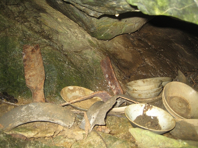-	Một số đồ vật ở trong hang đồ cổ mà người dân ở Thái Ninh đồn thổi là “hang ma”